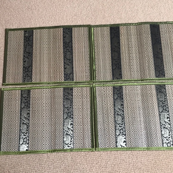 Green grass elephant pattern placemats. - Picture 2 of 4